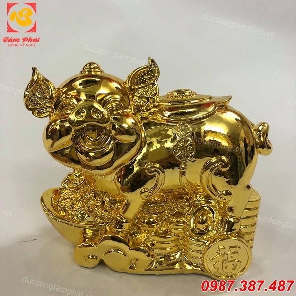 Tượng heo vàng bên tiền xu cổ và nén vàng đẹp tinh xảo