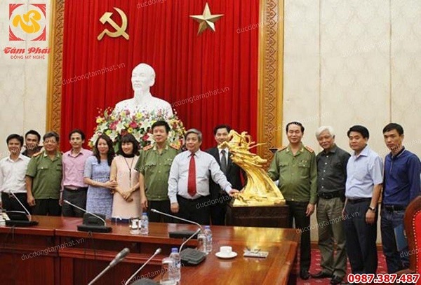 Tượng Thánh Gióng bằng đồng thếp vàng quà tặng ý nghĩa cho đối tác, cơ quan ban ngành..!