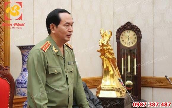 Tượng Thánh Gióng bằng đồng thếp vàng quà tặng ý nghĩa cho đối tác, cơ quan ban ngành..!