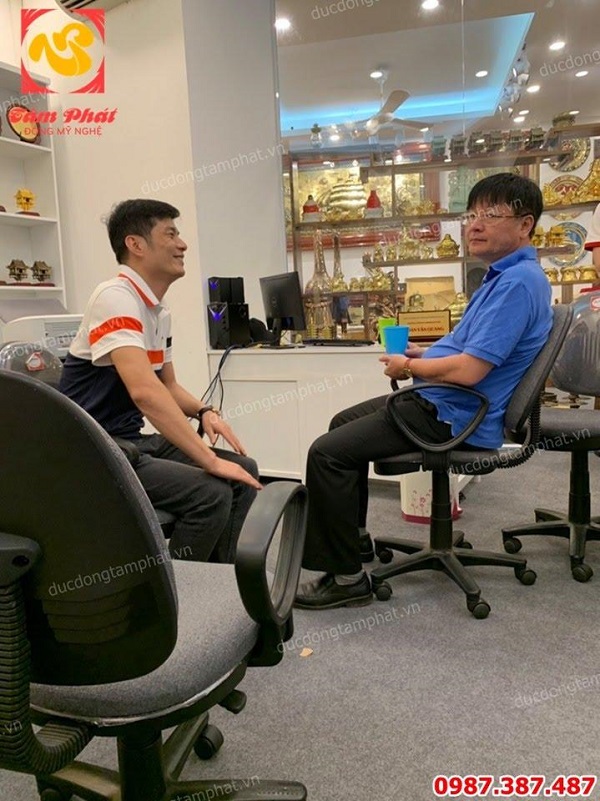 Vinh Dự được Giám đốc công an tỉnh Sóc Trăng đến lựa chọn phòng thờ Bác Hồ bằng đồng cho trụ sở..!